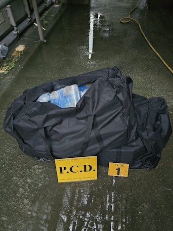 La droga estaba distribuida en dos bultos negros y no hubo personas detenidas vinculadas al cargamento. Foto cortesía.