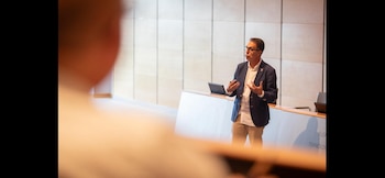 Miguel Lorente en una conferencia. (Imagen cedida)