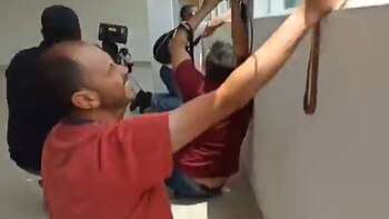 Reporteros tratan de registrar imágenes