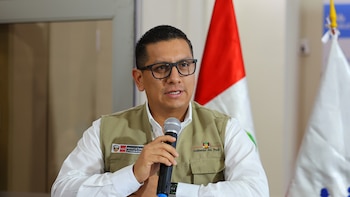Ministro de Trabajo Freddy Solano, denunciado por falsificar documento para acceder a seis contratos estatales