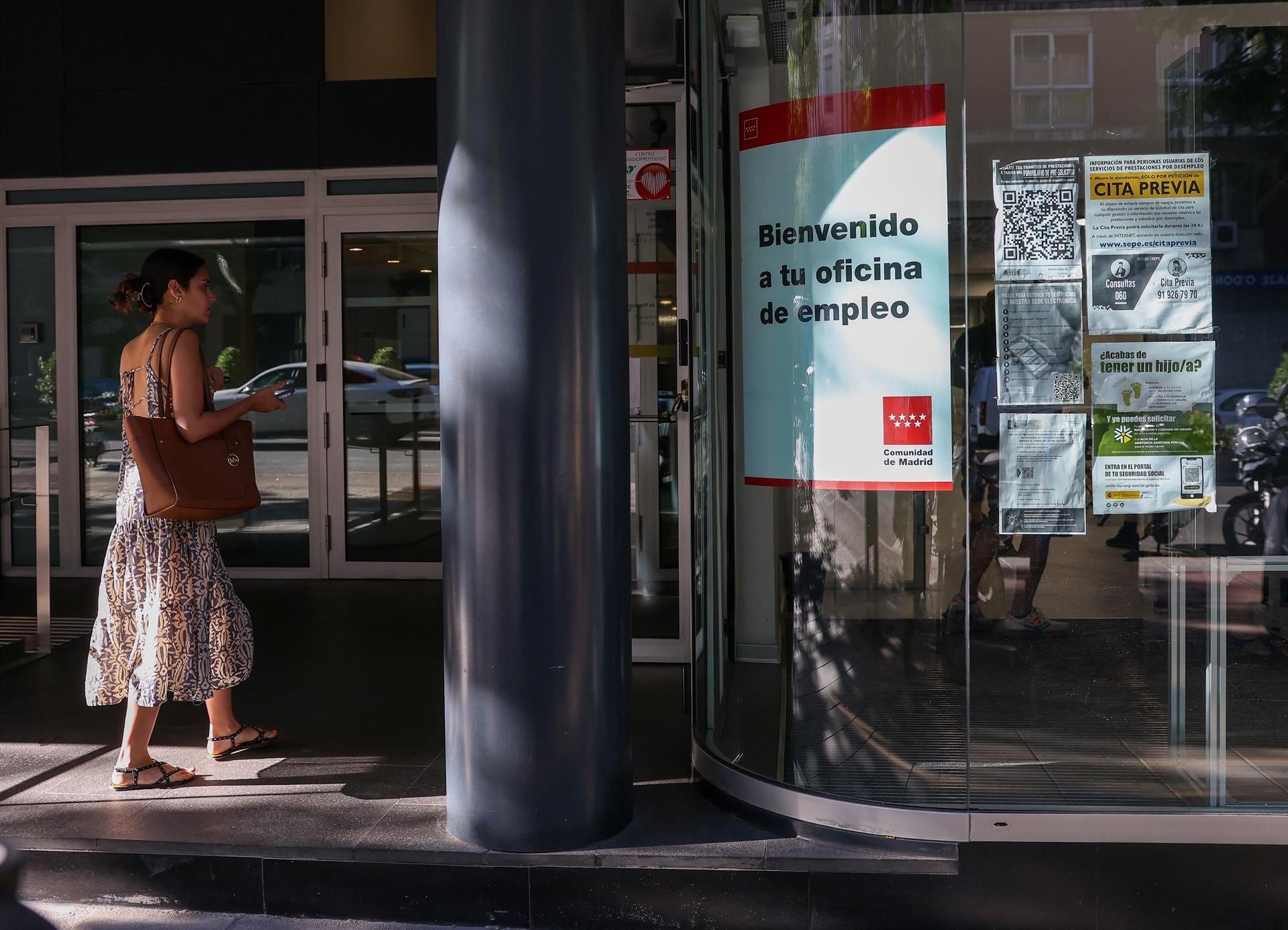 Una joven entra en una oficina de empleo. (Europa Press)
