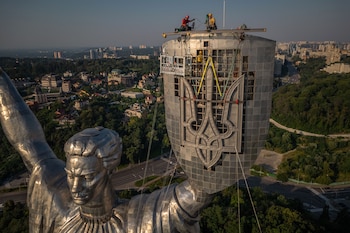 La instalación del escudo ucraniano