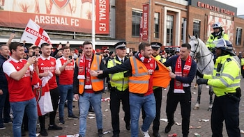 Dos hinchas del Arsenal intentaron filtrarse en los festejos vestidos como “miembros de seguridad” y terminaron detenidos