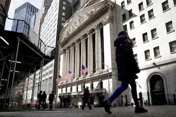 Varias personas en Wall Street