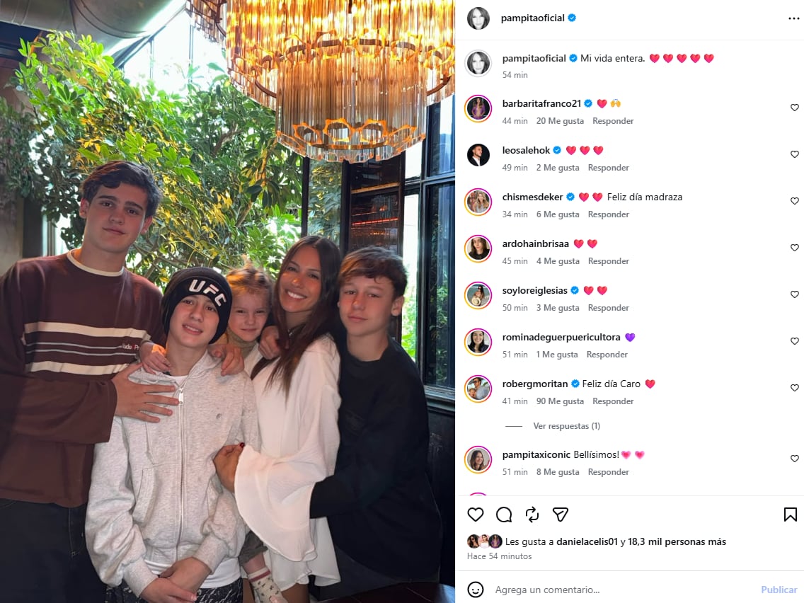 Pampita celebró el Día de la Madre en las redes sociales con una publicación junto a sus cuatro hijos