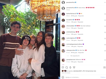 Pampita celebró el Día de la Madre en las redes sociales con una publicación junto a sus cuatro hijos