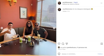 Nilver Huarac, Janet Barboza y Félix Moreno sentados en un restaurante, compartiendo un desayuno. Hay bebidas verdes y comida en la mesa
