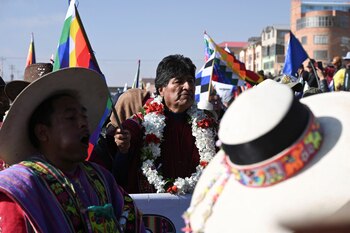 Evo Morales arropado por sus