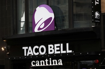 Taco Bell retiró de forma voluntaria y temporal ciertos ingredientes frescos en algunos locales mientras continúa la investigación sanitaria (REUTERS/Andrew Kelly/File Photo)