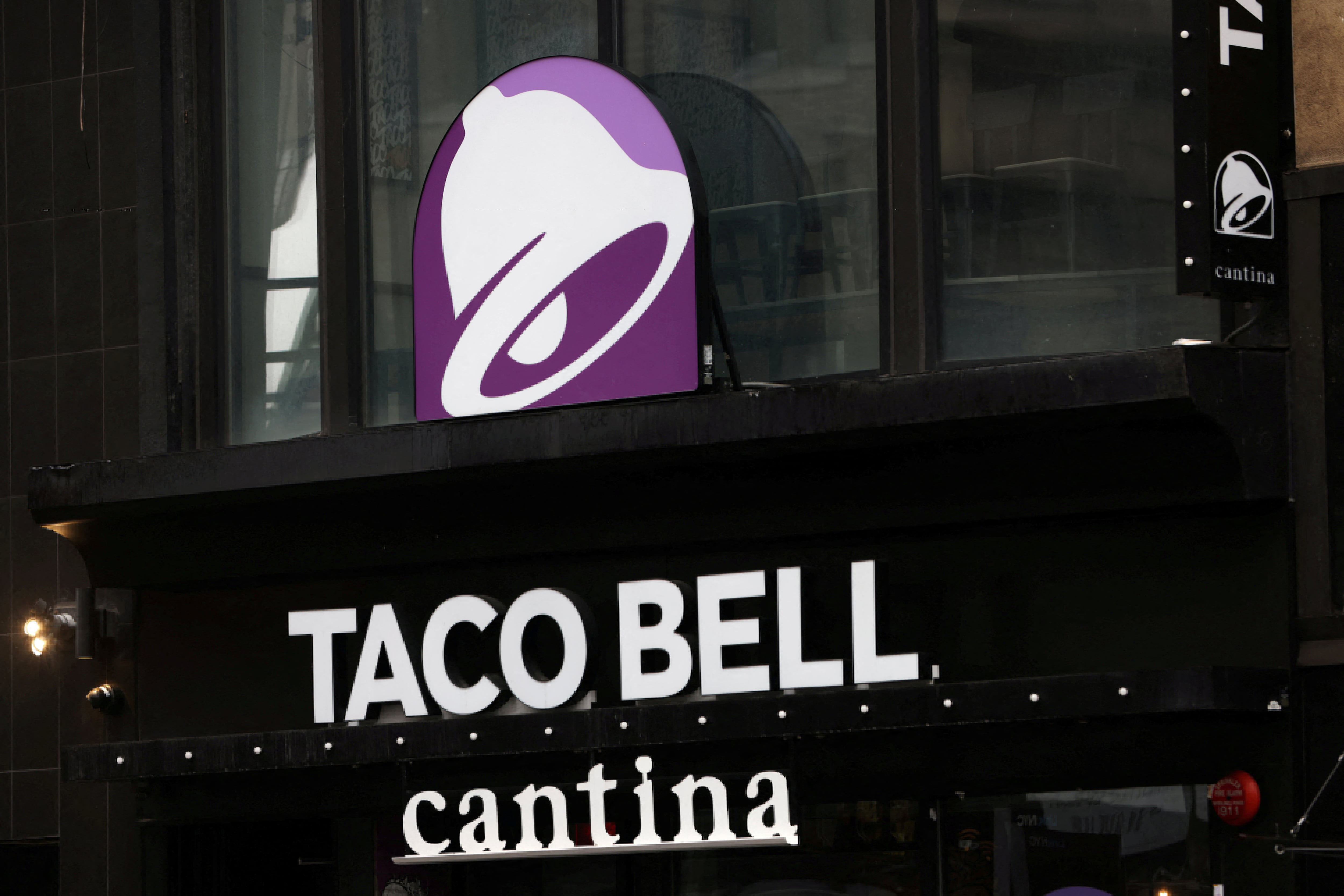 Taco Bell retiró de forma voluntaria y temporal ciertos ingredientes frescos en algunos locales mientras continúa la investigación sanitaria (REUTERS/Andrew Kelly/File Photo)