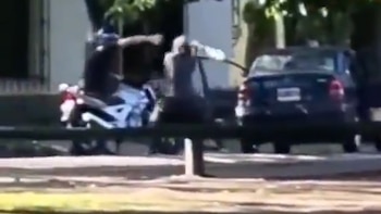 Un motoquero mató a golpes