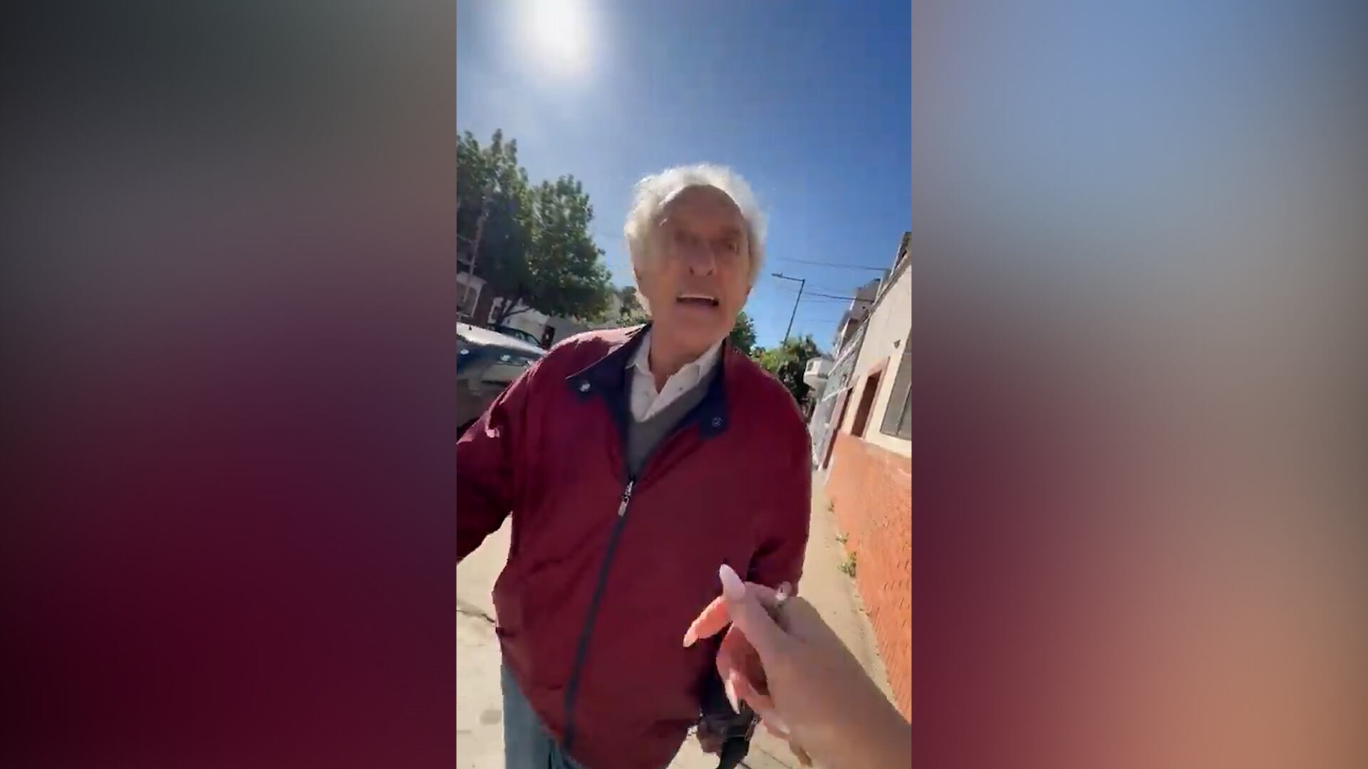 El hombre la insultó antes de golpearla