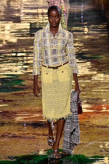 La modelo lució en la pasarela una prenda de tweed que formó parte de la revisión de proporciones de la firma francesa (Photo by Jonas Gustavsson/Sipa USA)