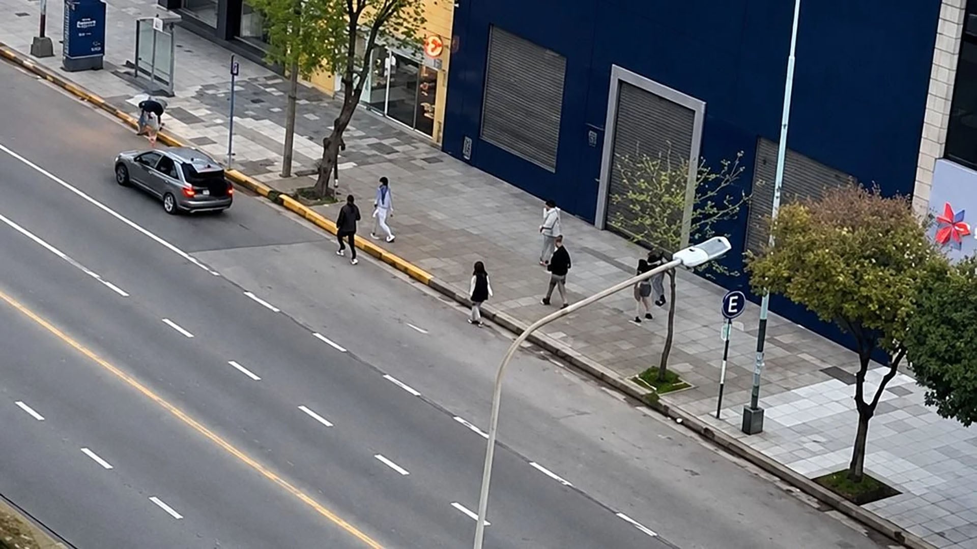 La pelea ocurrió en avenida Independencia y Brown, donde un grupo de jóvenes se enfrentó a golpes a la salida de un boliche