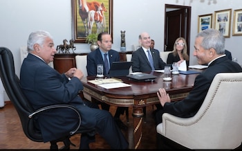 El canciller de Singapur, Vivian Balakrishnan (der), intercambia opiniones con el presidente José Raúl Mulino.