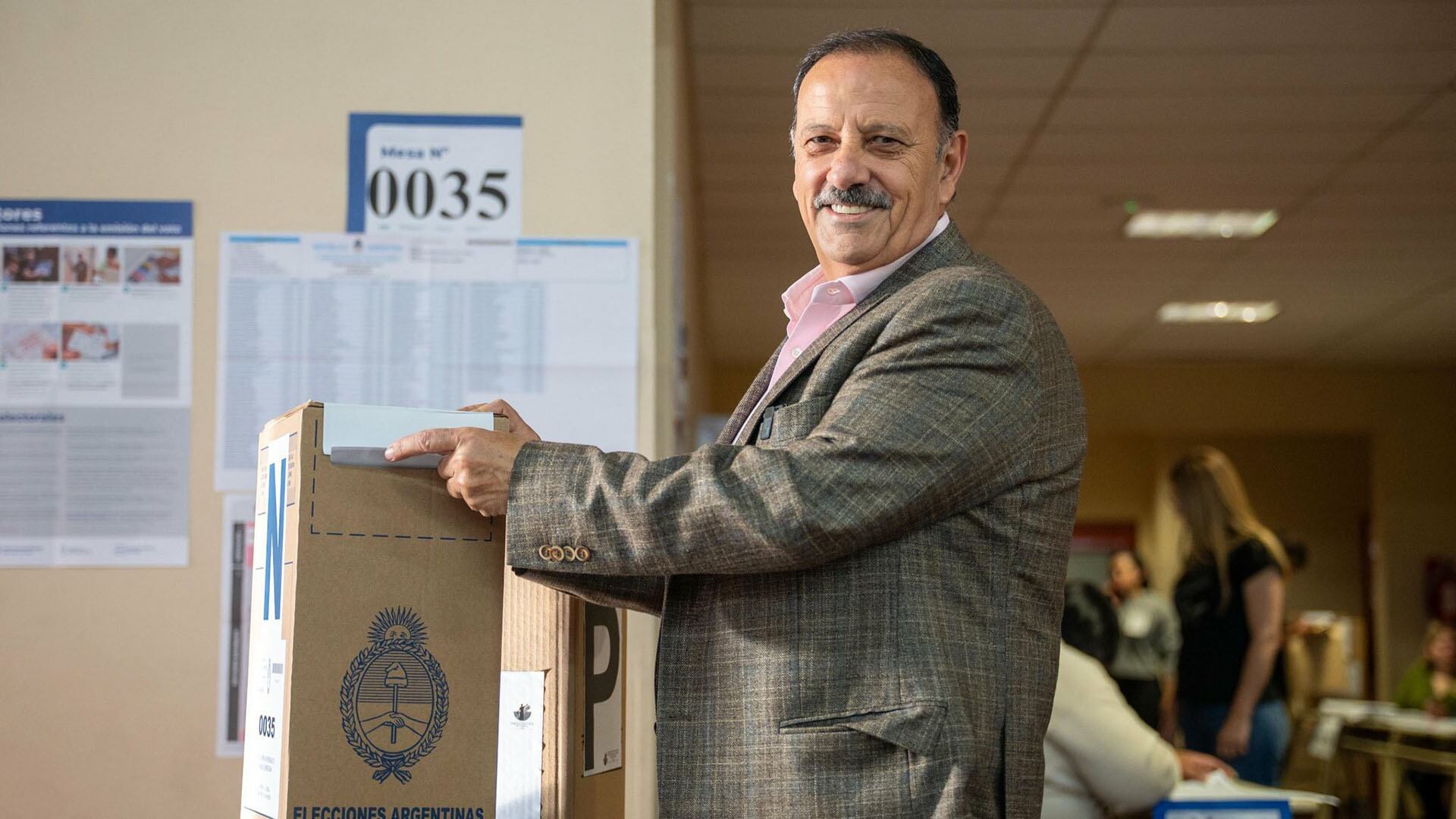 El gobernador Ricardo Quintela emite su voto en las últimas elecciones (@QuintelaRicardo)