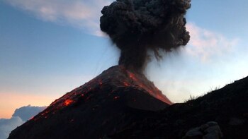 El volcán de Fuego es uno de los más vigilados a nivel mundial debido a su constante actividad. (Archivo Infobae)