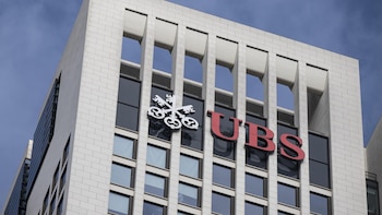 UBS valora su salida de Suiza a través de la fusión con otra entidad