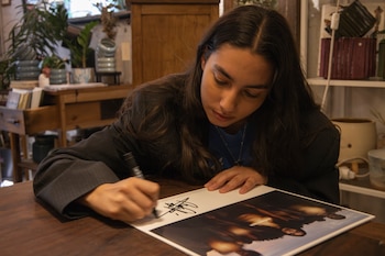 María José Llergo firma un