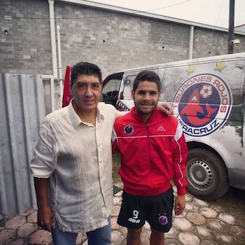 Comitas junto al futbolista argentino Keko Villalba, justo antes de la desafiliación de Tiburones de Veracruz: al tiempo sería arrestado