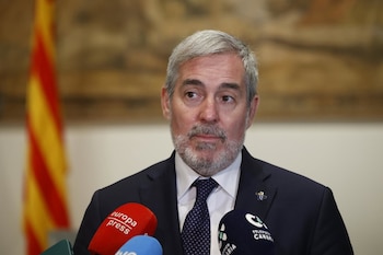 19/11/2025 El presidente de Canarias, Fernando Clavijo, atiende a los medios de comunicación tras su reunión con el president de la Generalitat, Salvador Illa, en el Palau de la Generalitat, a 19 de noviembre de 2025, en Barcelona, Catalunya (España). Fernando Clavijo se ha entrevistado con su homólogo catalán para evaluar proyectos de asociación institucional.
POLITICA
Kike Rincón - Europa Press