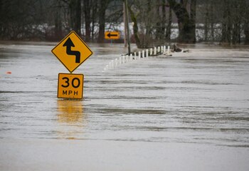 Se prevé un riesgo significativo de inundaciones en el este de Texas y centro-oeste de Luisiana este jueves. (REUTERS/Lindsey Wasson)
