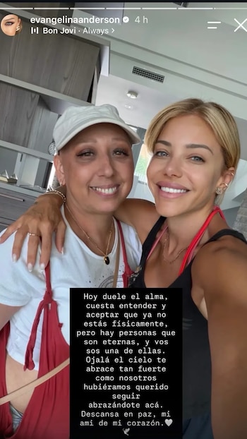 Captura de una historia de redes sociales con dos mujeres sonrientes abrazadas y un recuadro negro con texto en la zona inferior