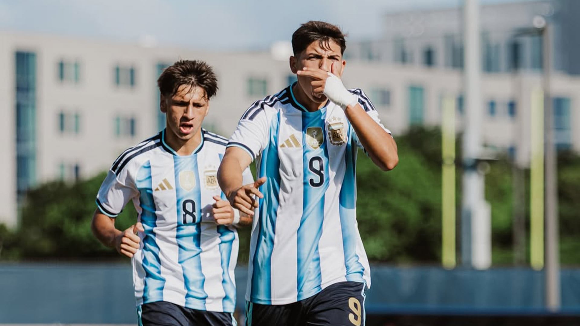 El joven de 15 años convirtió 12 goles en 10 partidos con la selección argentina (@brunoo.cabraal)