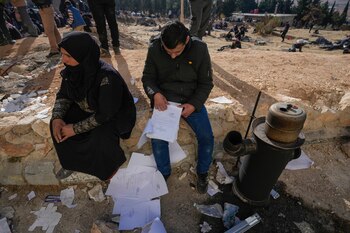 La gente inspecciona documentos que