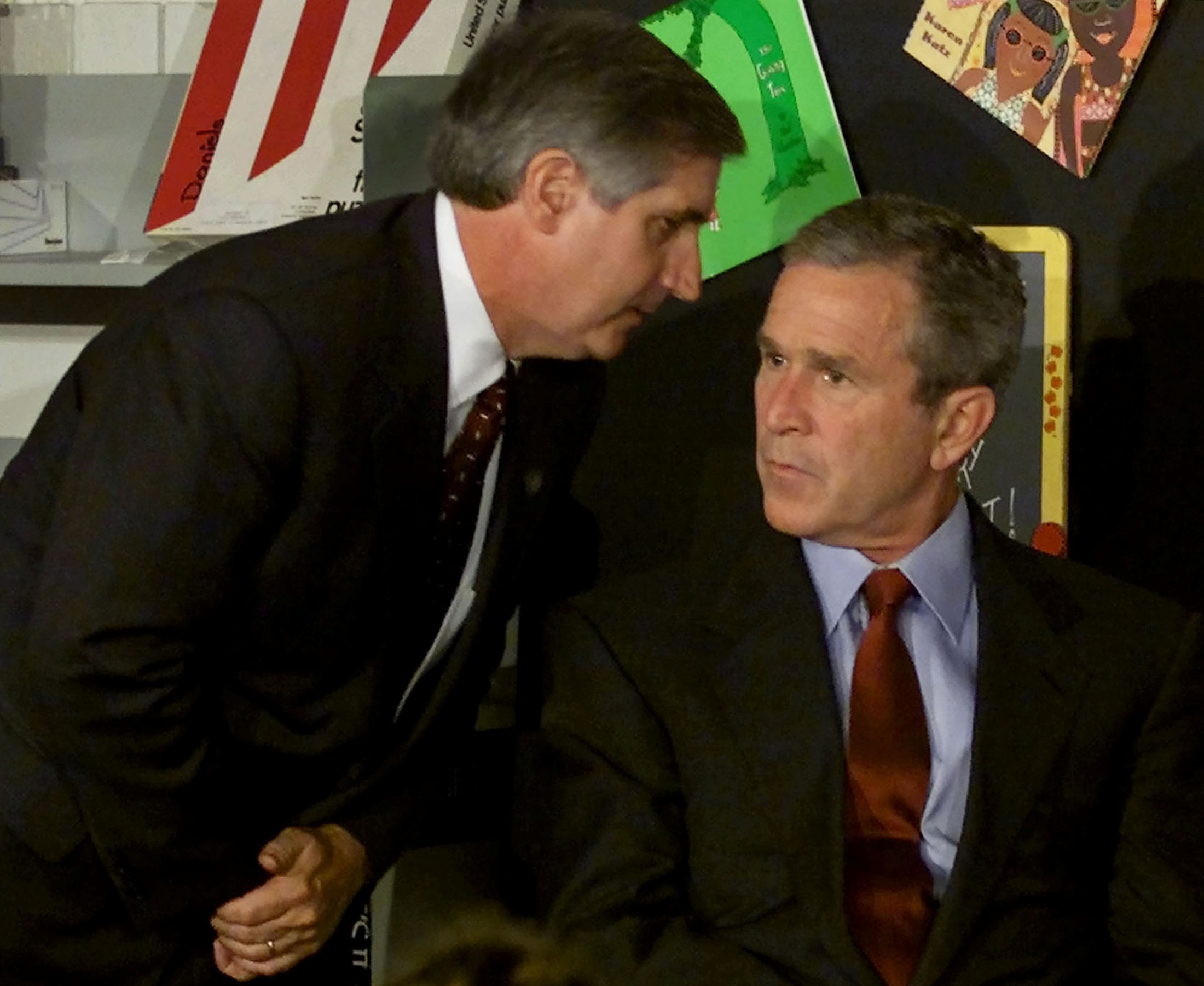 Card le susurró la noticia al presidente en una escuela primaria de Florida, ante las cámaras. Bush tardó varios minutos en levantarse. La decisión de no regresar de inmediato a Washington fue del Servicio Secreto, no de la Casa Blanca (REUTERS/Win McNamee/File Photo)