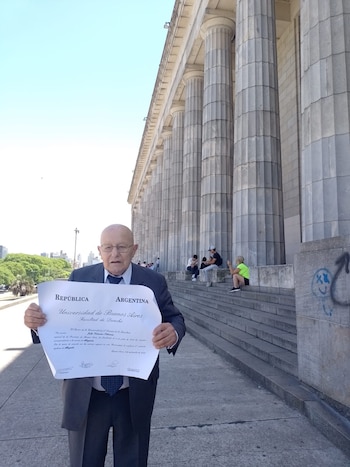 Frente a las escalinatas de