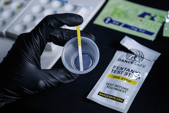 Persona testeando fentanilo. crédito Camila