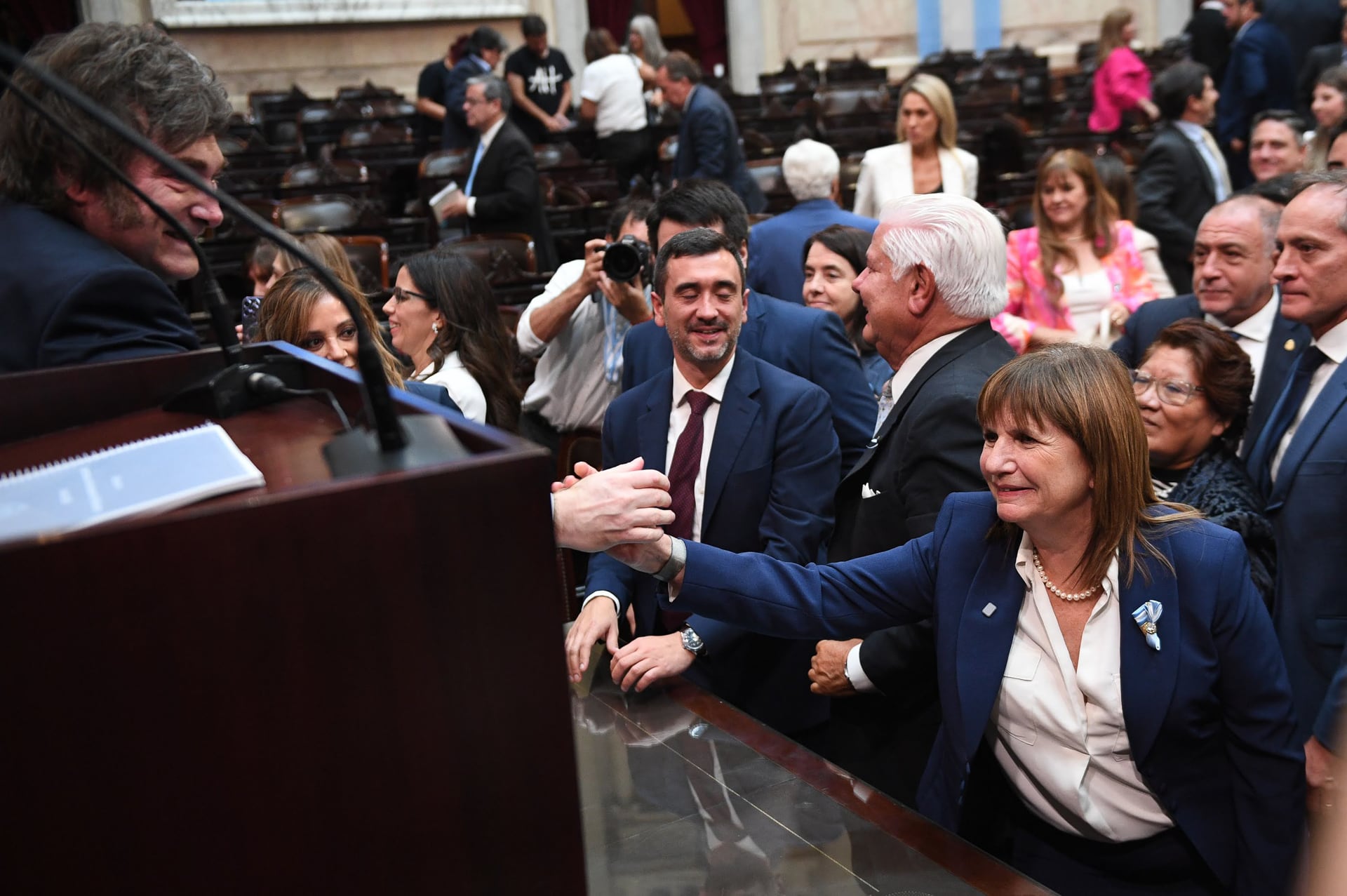 Milei saludando a Patricia Bullrich