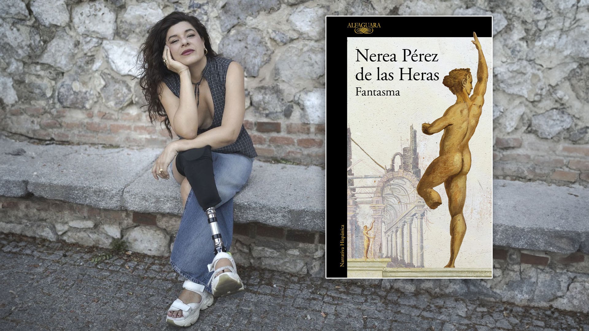 La periodista Nerea Pérez de las Heras posa en un banco de piedra junto a la portada de su libro Fantasma, publicado por la editorial Alfaguara.