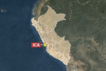 Mapa satelital de Perú que muestra sus divisiones administrativas internas. La provincia costera de Ica está marcada con una estrella amarilla y etiqueta roja.