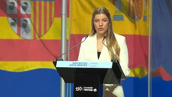 La infanta Sofía, de blanco impoluto ante su primer discurso en Zaragoza: “No os riais, me hizo ir con ánimo renovado a mi clase de tercero de primaria”