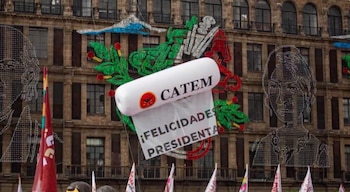 Durante el Primer Informe de Gobierno de la Presidenta Claudia Sheinbaum —el 5 de octubre de 2025—, agremiados de la CATEM portaron pancartas, banderas, silbatos de tren y zepelines con el logotipo del sindicato. Crédito: X | @PedrohacesO