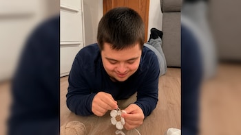 El engaño de ‘Fran’: el joven con síndrome de Down creado con IA que una tienda usa como “gancho” para vender bolsos