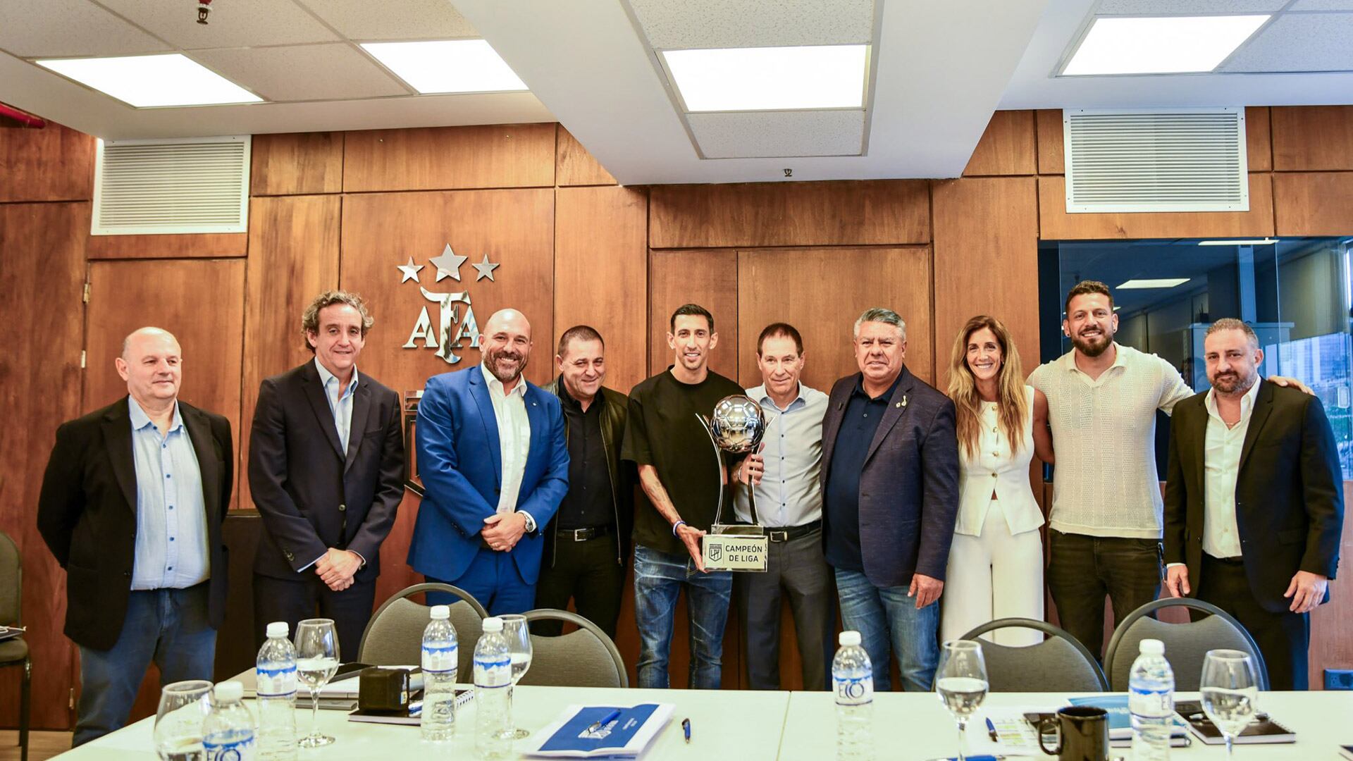 La foto que los representantes de Boca y River no esperaron: junto a autoridades de la AFA y Rosario Central con un trofeo que no existía