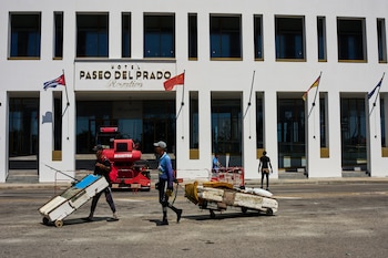 Pescadores con balsas improvisadas pasan frente al hotel Paseo del Prado, de la cadena canadiense Blue Diamond, en La Habana, el martes 2 de junio de 2026
(AP Foto/Ramón Espinosa)