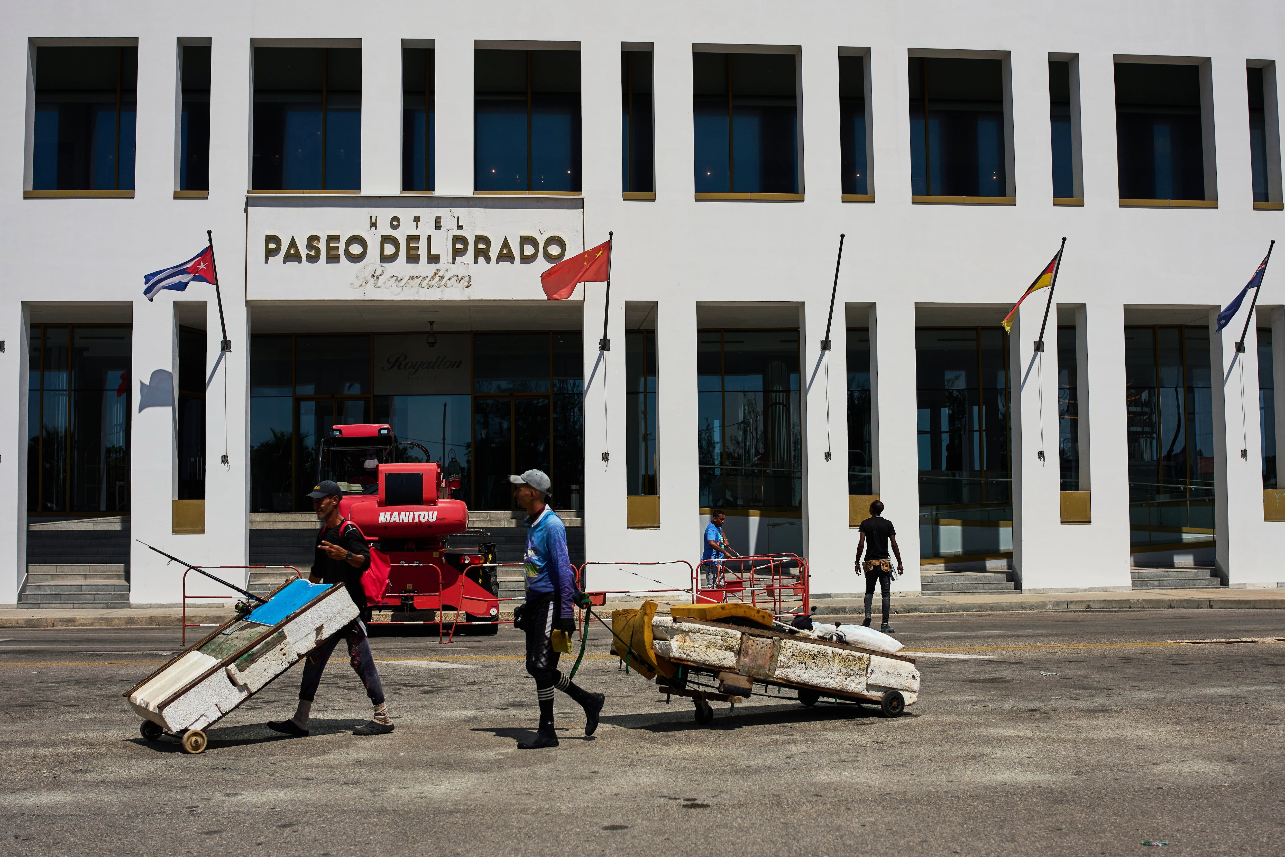 Pescadores con balsas improvisadas pasan frente al hotel Paseo del Prado, de la cadena canadiense Blue Diamond, en La Habana, el martes 2 de junio de 2026 (AP Foto/Ramón Espinosa)