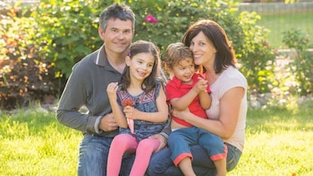 Mila con su familia, los Makovec. (@stopbatten)
