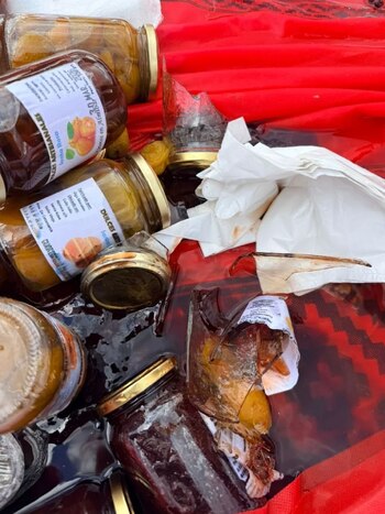 Feriantes y emprendedores retiraron productos