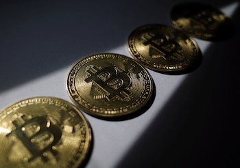Representaciones de bitcoins. (REUTERS/Edgar Su)