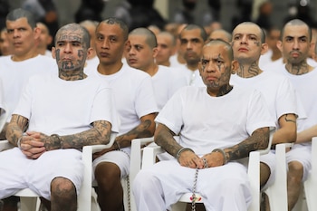 La MS-13 habría impuesto un estado paralelo en comunidades, controlando parqueos, restringiendo servicios y monopolizando productos básicos en El Salvador. (Foto AP/Salvador Meléndez)