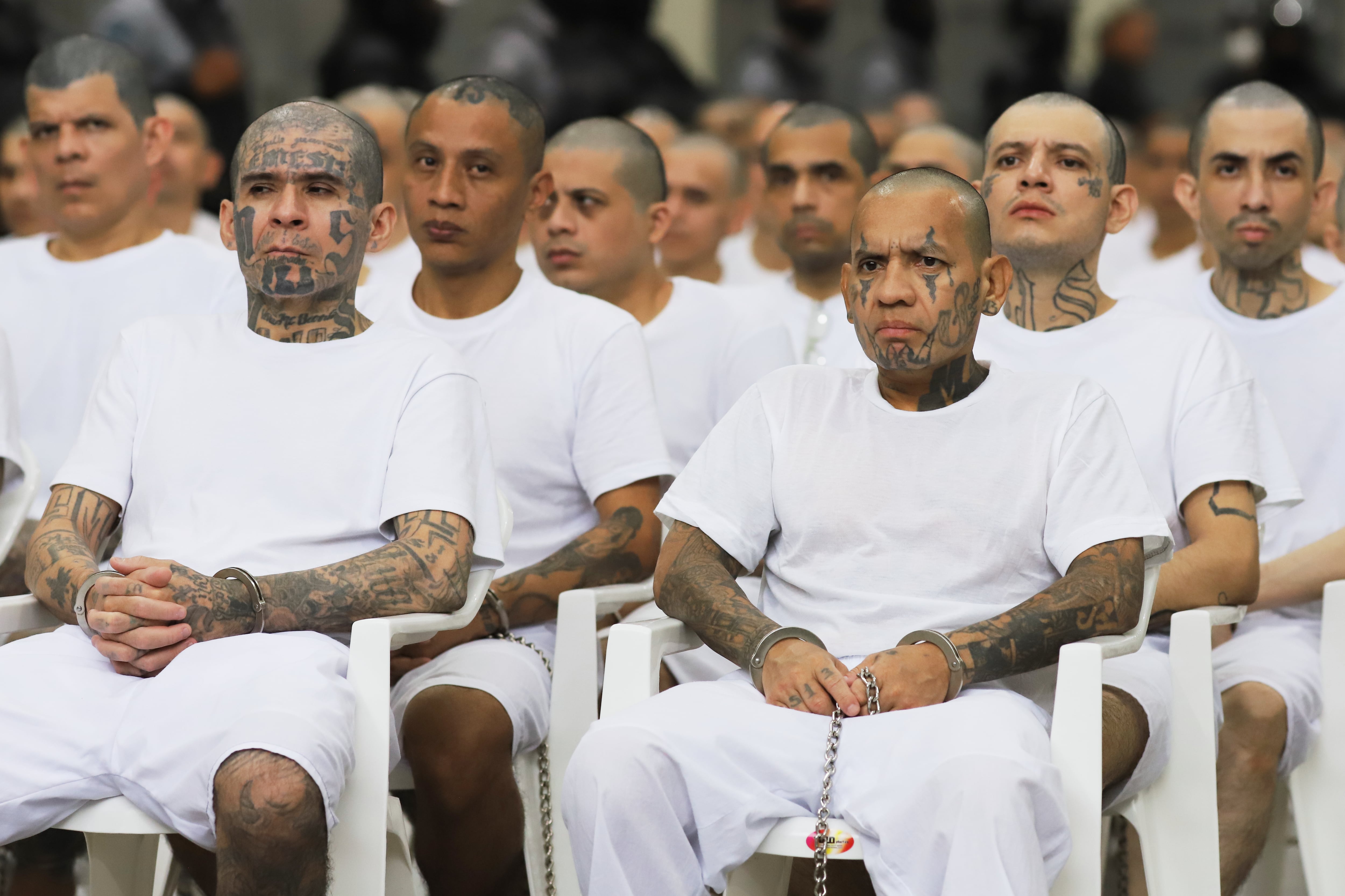 La MS-13 habría impuesto un estado paralelo en comunidades, controlando parqueos, restringiendo servicios y monopolizando productos básicos en El Salvador. (Foto AP/Salvador Meléndez)