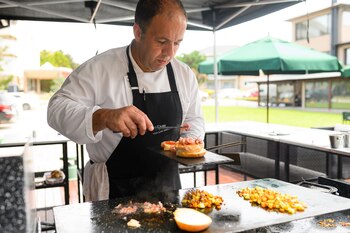 Durante los mediodías, el chef