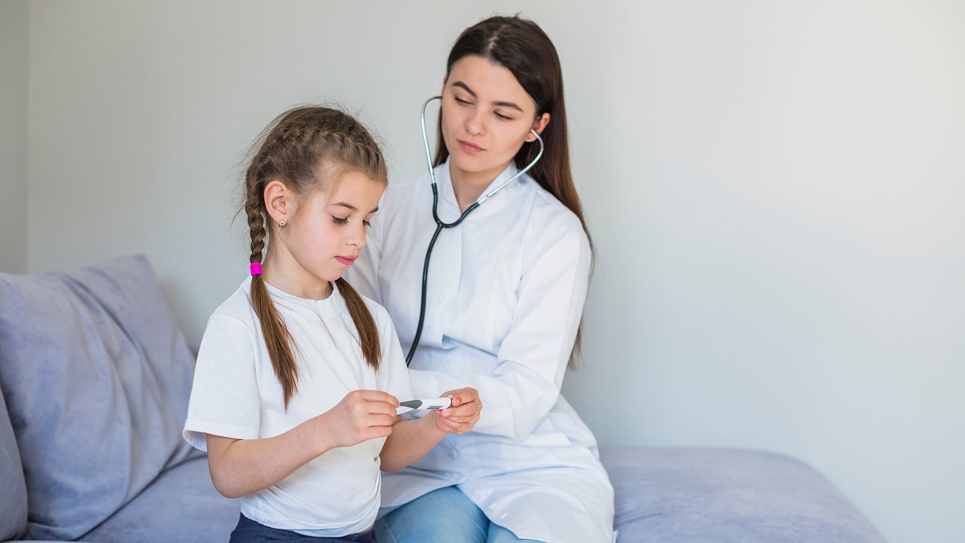 La pubertad precoz se define como el inicio del desarrollo sexual en niñas antes de los ocho años (Freepik)