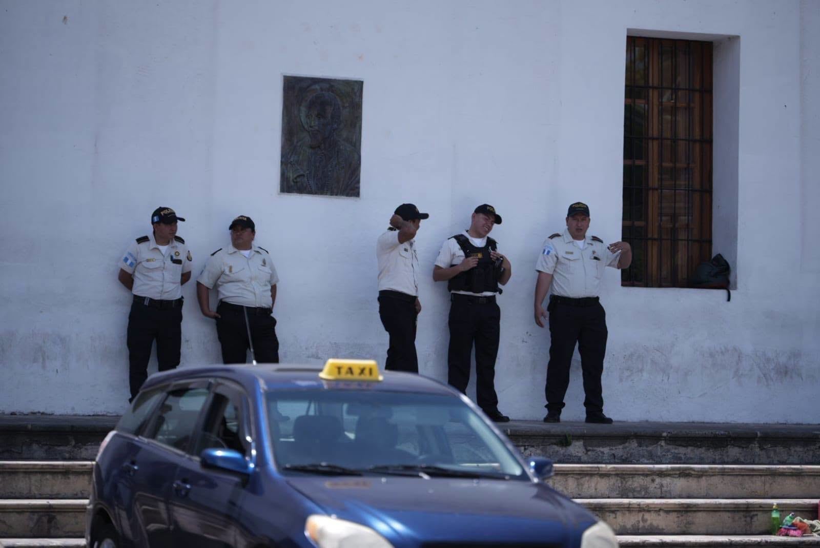 La Policía Nacional Civil desplegó sus elementos en distintos puntos de la ciudad previo a la marcha del Orgullo convocada para este día en Antigua Guatemala./ (Prensa Comunitaria)