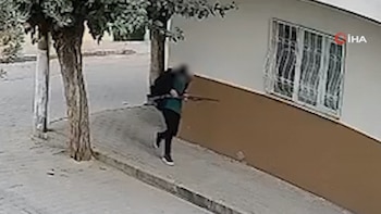 Un adolescente atacó a balazos una escuela en Turquía y dejó 11 heridos: el impactante video del agresor con un rifle de caza cerca del lugar
